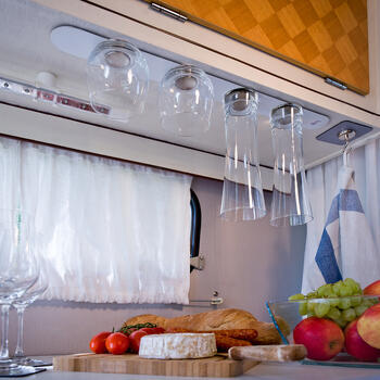 Barre métallique blanche pour verres