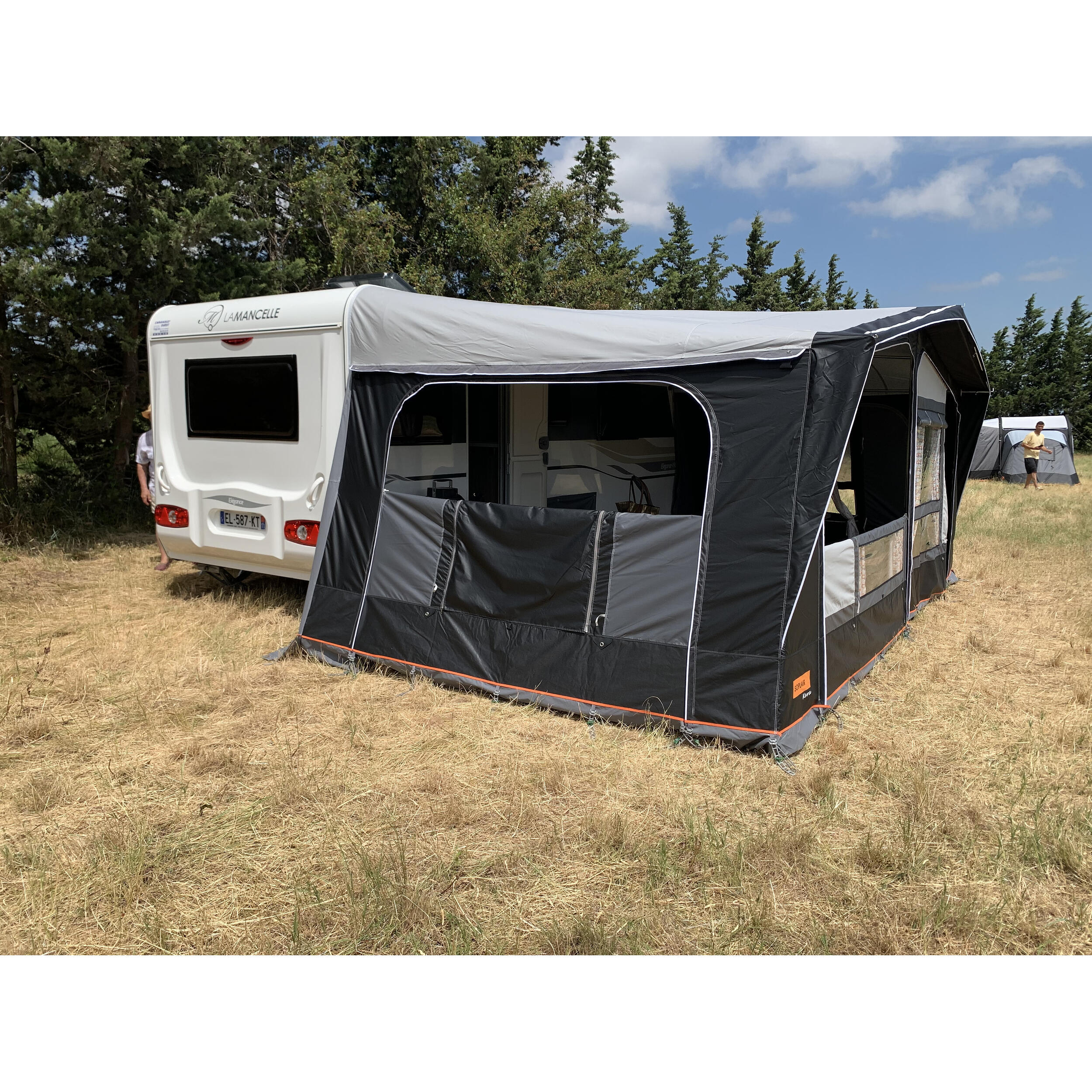 Auvent traditionnel pour caravane Kara : - Développé de 8,75 à 9 m - Profondeur : 300 cm