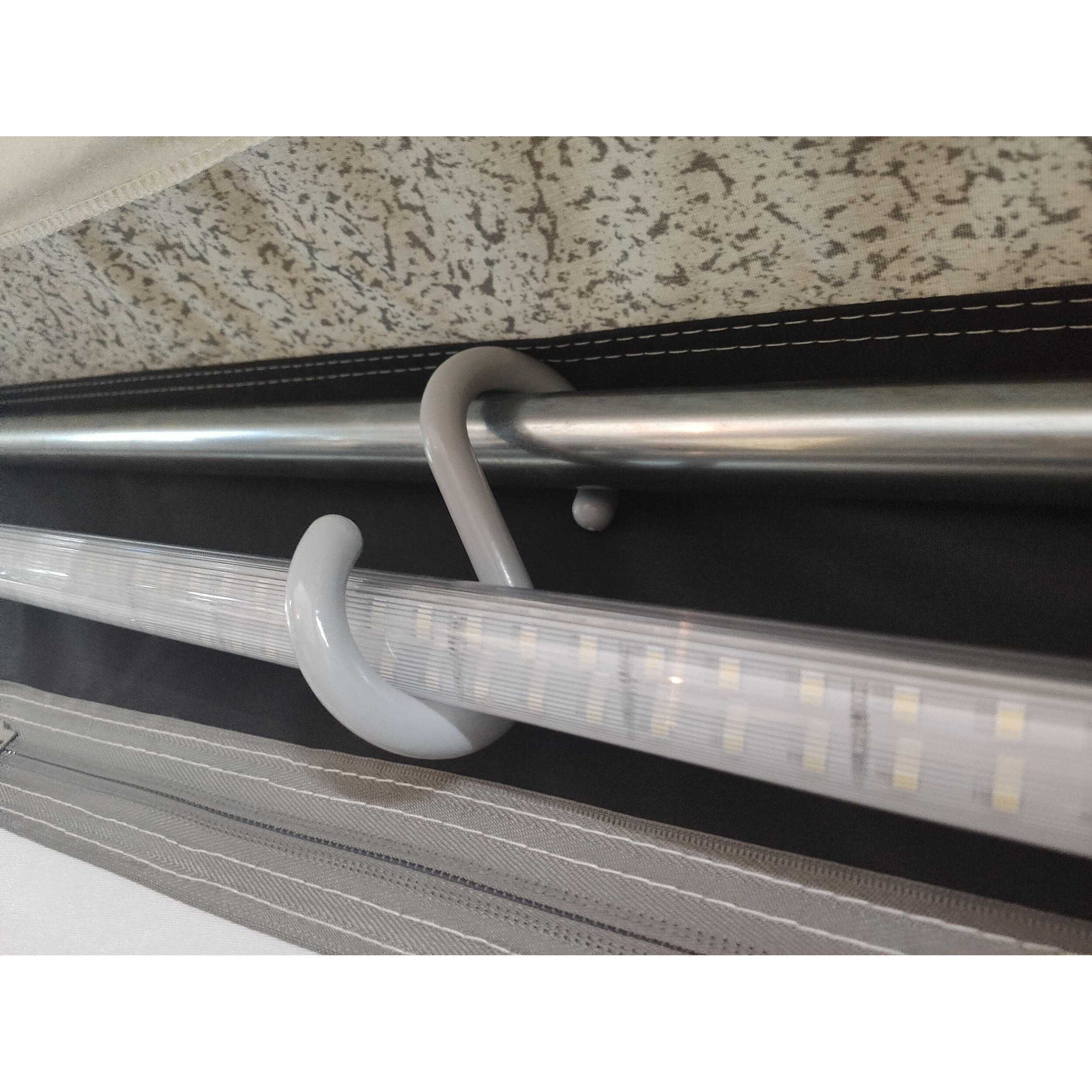 Lampe tube à suspendre Lumino pour auvent