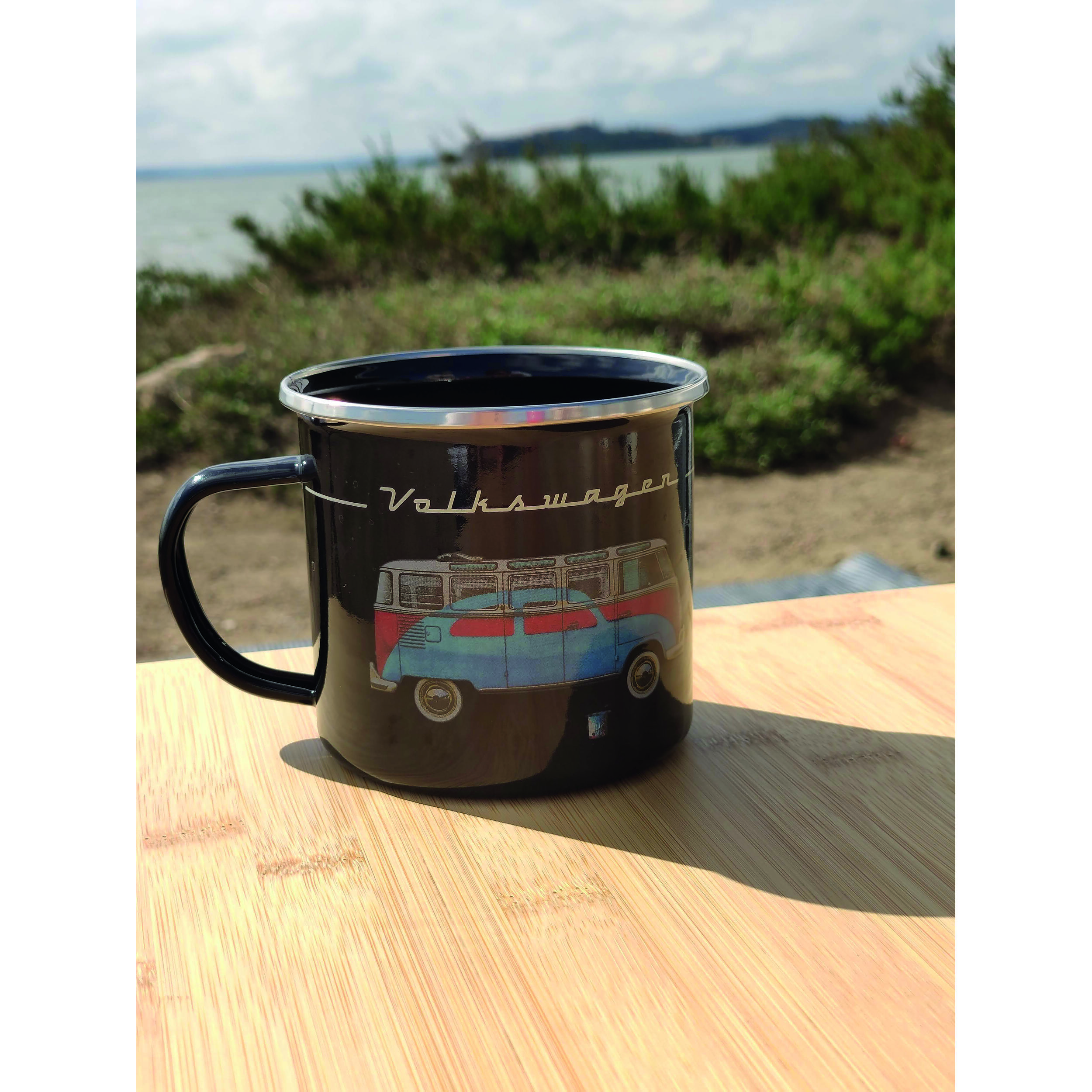 Mug émaillé collection Combi Volkswagen : - Modèle : Combi et Coccinelle - Noir