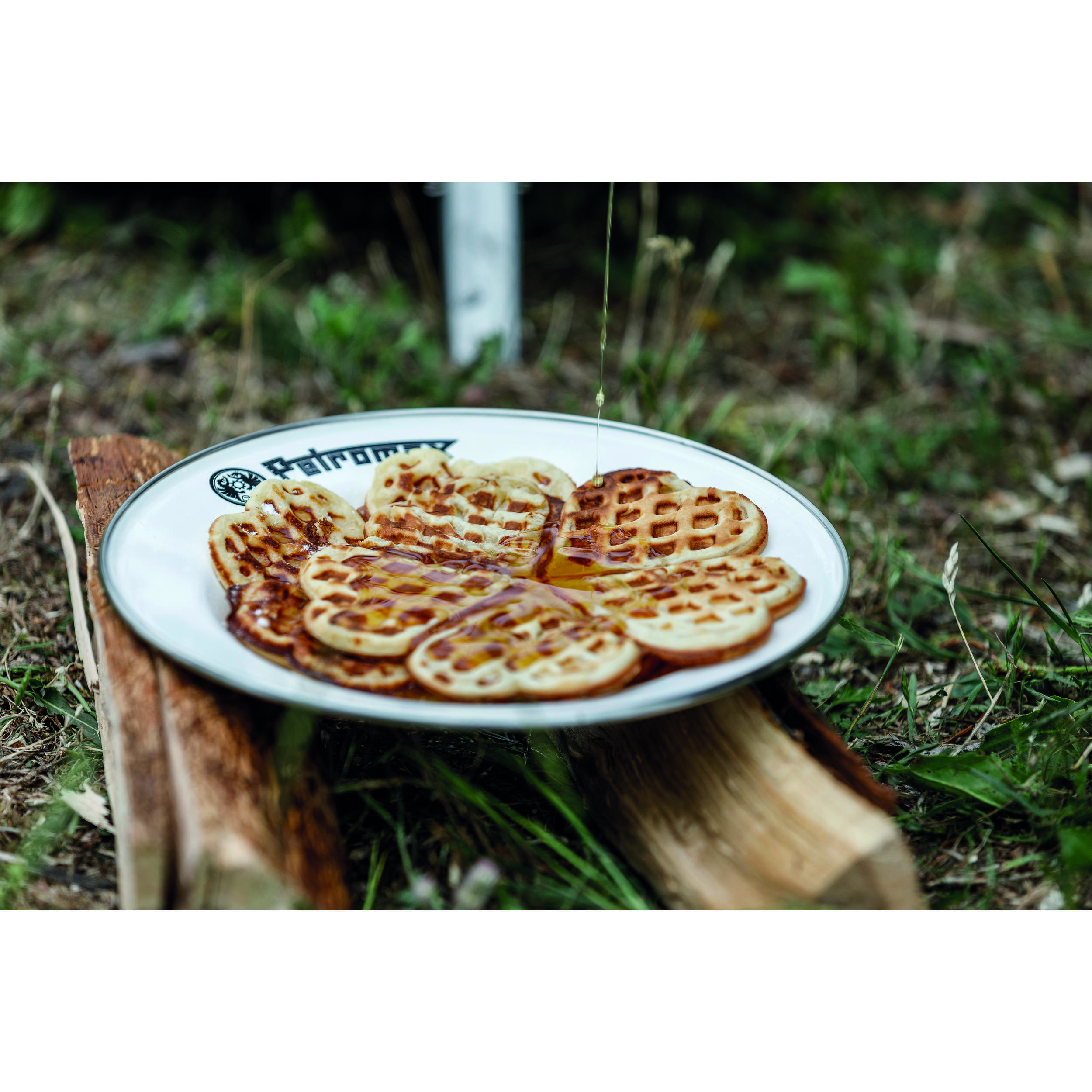 Lot de 2 assiettes en émail